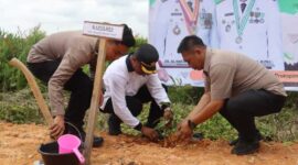 Wakapolres Tanjab Barat Kompol Andi Musahar Bersama Personel Saat Penanaman Pohon (hms)