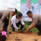 Wakapolres Tanjab Barat Kompol Andi Musahar Bersama Personel Saat Penanaman Pohon (hms)