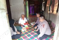 Personel Polsek Tungkal Ulu Saat Menyerahkan Paket Sembako (hms)