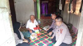 Personel Polsek Tungkal Ulu Saat Menyerahkan Paket Sembako (hms)