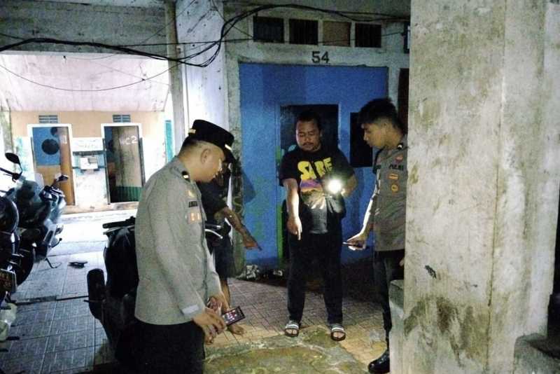 Petugas Saat Melakukan Olah TKP (hms)