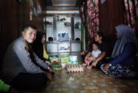 Kapolsek Tungkal Ilir Iptu Yokki Farsito Bersama Perangkat Desa Serahkan Bantuan (hms)