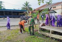 Personel Polsek, Babinsa dan Pelajar SMAN 3 Tanjab Barat Bersihkan Sampah (hms)