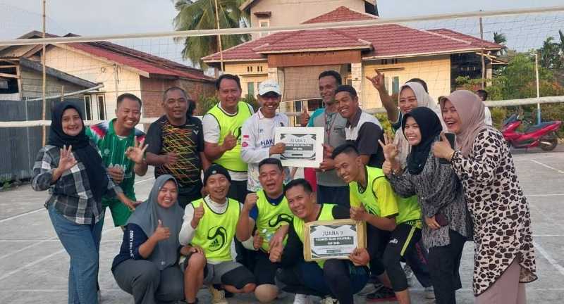 Tim Manajer Encep Jarkasih Bersama Pemain Voli Blok DEF Perumahan  Permata Hijau (ist)