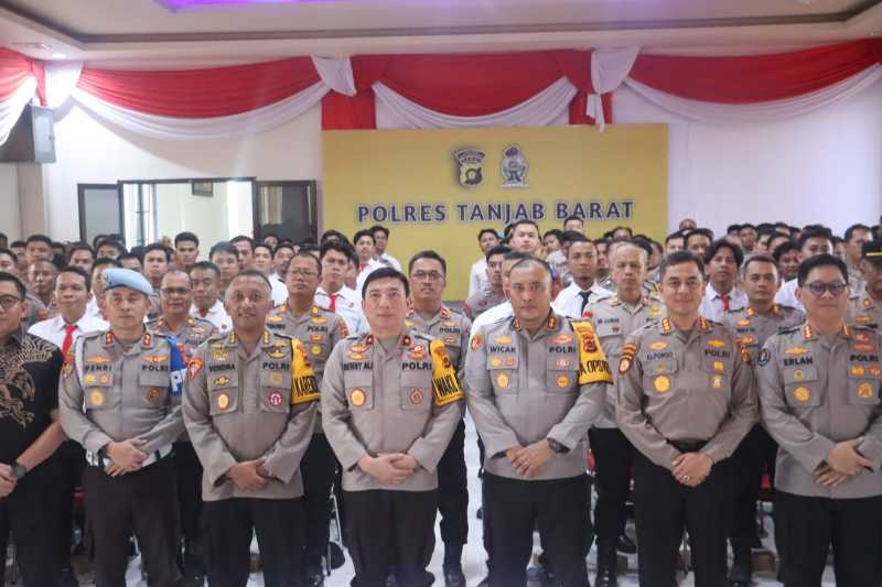 Kapolres Tanjab Barat AKBP Maulia Kuswicaksono dan Jajaran Foto Bersama Wakapolda Jambi Brigjen Pol Benny Ali Serta Rombongan (hms)