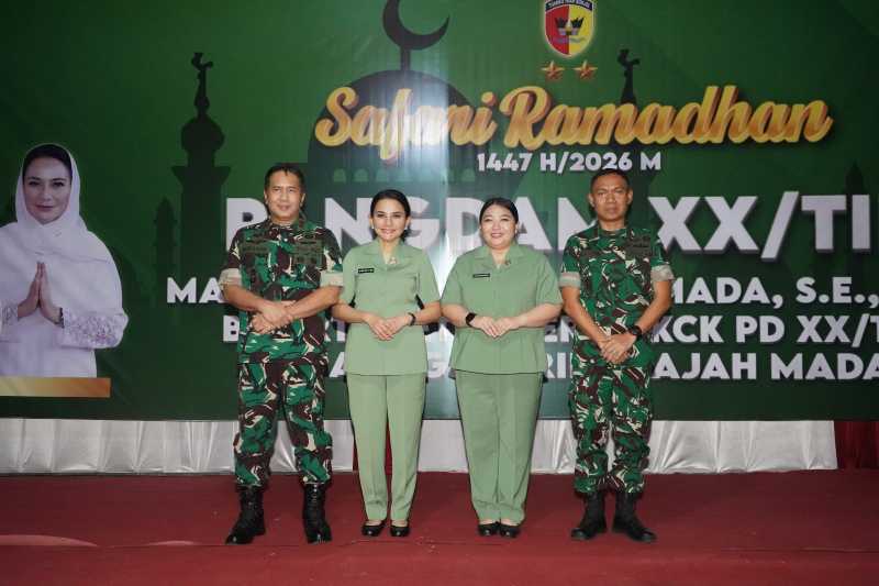 Mayjen TNI Arief Gajah Mada didampingi Ketua Persit KCK PD XX/TIB Ny Anggia Arief Gajah Mada Bersama Letkol Inf Zulhiardi dan Ketua Persit KCK XX Cab Kodim 0419/Tanjab Ny Trias Zulhiardi (pendim)