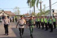 Kapolres Tanjab Barat AKBP Maulia Kuswicaksono Bersama Dandim 0419/Tanjab Letkol Inf Zulhiardi Periksa Pasukan (hms)