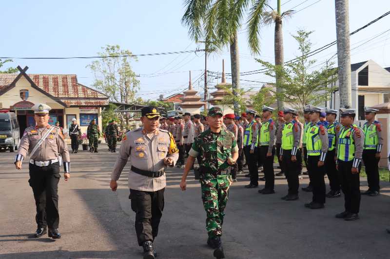 Kapolres Tanjab Barat AKBP Maulia Kuswicaksono Bersama Dandim 0419/Tanjab Letkol Inf Zulhiardi Periksa Pasukan (hms)