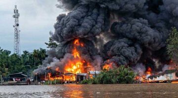 Kobaran Api Membakar Puluhan Kios di Pasar Teluk Nilau (LT)