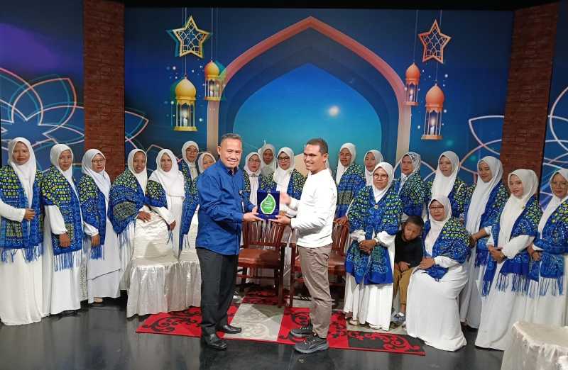 Foto Bersama dan Penyerahan Cinderamata (ist)