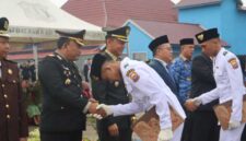 Kapolres Tanjab Barat AKBP Maulia Kuswicaksono Bersalaman Dengan Anggota Paskibraka Hari Lahir Pancasila (FOTO : HMS)