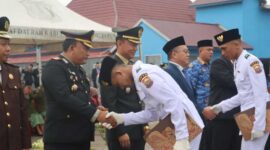 Kapolres Tanjab Barat AKBP Maulia Kuswicaksono Bersalaman Dengan Anggota Paskibraka Hari Lahir Pancasila (FOTO : HMS)