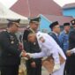 Kapolres Tanjab Barat AKBP Maulia Kuswicaksono Bersalaman Dengan Anggota Paskibraka Hari Lahir Pancasila (FOTO : HMS)