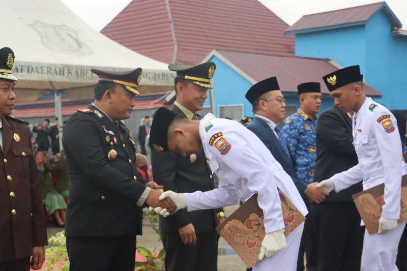 Kapolres Tanjab Barat AKBP Maulia Kuswicaksono Bersalaman Dengan Anggota Paskibraka Hari Lahir Pancasila (FOTO : HMS)