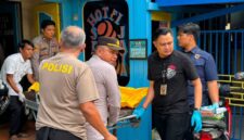 Personel Polres Tanjab Barat Saat Evakuasi Jenazah (hms)