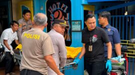 Personel Polres Tanjab Barat Saat Evakuasi Jenazah (hms)
