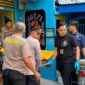 Personel Polres Tanjab Barat Saat Evakuasi Jenazah (hms)