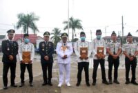 Bupati Tanjab Barat Anwar Sadat, Kalapas Iwan Darmawan, Para Kasi dan Warga Binaan Penerima Remisi Langsung Bebas (lp)