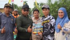 Ketua APRI Tanjab Barat Albert Chaniago Bagikan Hadiah Kepada Pemenang (jun)