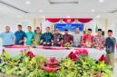 Camat Bram Itam Rendriawan Akbar, SH, Para Kepala Desa Foto Bersama Kajari Tanjab Barat M Riduan Bugis, SH., MH (Dok ist)