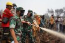 Pangdam XX/TIB Mayjen TNI Arief Gajah Mada Saat Melakukan Pemdinginan di Lokasi Karhutla (Penrem 042/Gapu)