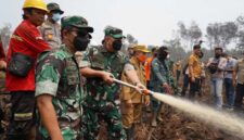 Pangdam XX/TIB Mayjen TNI Arief Gajah Mada Saat Melakukan Pemdinginan di Lokasi Karhutla (Penrem 042/Gapu)