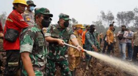Pangdam XX/TIB Mayjen TNI Arief Gajah Mada Saat Melakukan Pemdinginan di Lokasi Karhutla (Penrem 042/Gapu)
