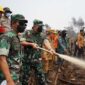 Pangdam XX/TIB Mayjen TNI Arief Gajah Mada Saat Melakukan Pemdinginan di Lokasi Karhutla (Penrem 042/Gapu)