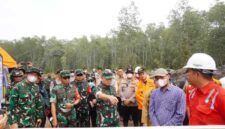 Dandim 0419/Tanjab Dampingi Pangdam XX/TIB, Danrem 042/Gapu Tinjau Langsung Penanganan Karhutla di Tanjab Timur (pentjb)