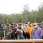 Dandim 0419/Tanjab Dampingi Pangdam XX/TIB, Danrem 042/Gapu Tinjau Langsung Penanganan Karhutla di Tanjab Timur (pentjb)