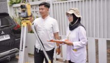 Petugas ATR/BPN Saat Melakukan Pengukuran Bidang Tanah (ATR/BPN)
