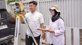 Petugas ATR/BPN Saat Melakukan Pengukuran Bidang Tanah (ATR/BPN)