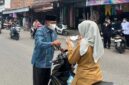 Wakil Ketua I Baznas Tanjab Barat H. M Yusuf Saat Bagikan Masker ke Pengguna Jalan (Dok Baznas)