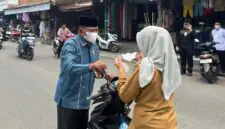 Wakil Ketua I Baznas Tanjab Barat H. M Yusuf Saat Bagikan Masker ke Pengguna Jalan (Dok Baznas)