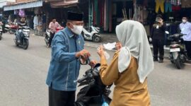 Wakil Ketua I Baznas Tanjab Barat H. M Yusuf Saat Bagikan Masker ke Pengguna Jalan (Dok Baznas)