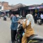 Wakil Ketua I Baznas Tanjab Barat H. M Yusuf Saat Bagikan Masker ke Pengguna Jalan (Dok Baznas)