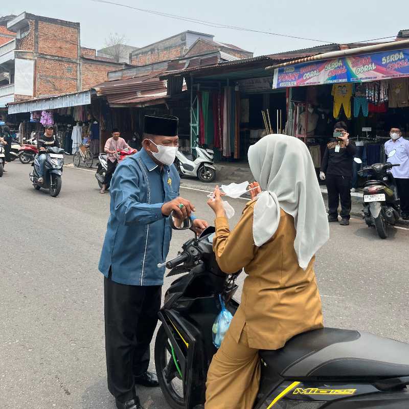 Wakil Ketua I Baznas Tanjab Barat H. M Yusuf Saat Bagikan Masker ke Pengguna Jalan (Dok Baznas)