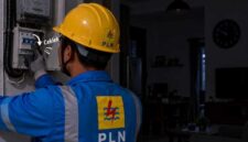 Petugas PLN Saat Melakukan Perbaikan (net)