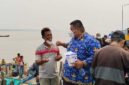 Kadishub Tanjab Barat Agus Sumantri, SH. I., MH Berbincang Dengan Pengguna Jasa Pelabuhan Disela Bagikan Masker 