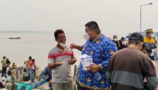 Kadishub Tanjab Barat Agus Sumantri, SH. I., MH Berbincang Dengan Pengguna Jasa Pelabuhan Disela Bagikan Masker 