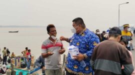 Kadishub Tanjab Barat Agus Sumantri, SH. I., MH Berbincang Dengan Pengguna Jasa Pelabuhan Disela Bagikan Masker 
