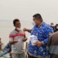 Kadishub Tanjab Barat Agus Sumantri, SH. I., MH Berbincang Dengan Pengguna Jasa Pelabuhan Disela Bagikan Masker 