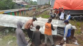 Nelayan Saat Mengikuti Pelatihan Pelapisan Fiber (ame)