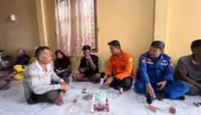 Kaos Hitam Celana Pendek, Rolah Nelayan Kuala Tungkal Ditemukan Selamat (HMS)