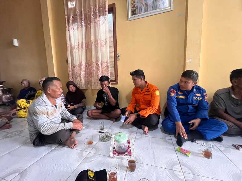 Kaos Hitam Celana Pendek, Rolah Nelayan Kuala Tungkal Ditemukan Selamat (HMS)