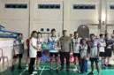 Dudi Purwadi Menyerahkan Hadiah Kepada Para Juara