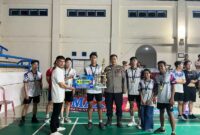 Dudi Purwadi Menyerahkan Hadiah Kepada Para Juara