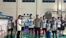 Dudi Purwadi Menyerahkan Hadiah Kepada Para Juara