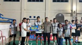Dudi Purwadi Menyerahkan Hadiah Kepada Para Juara