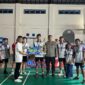 Dudi Purwadi Menyerahkan Hadiah Kepada Para Juara